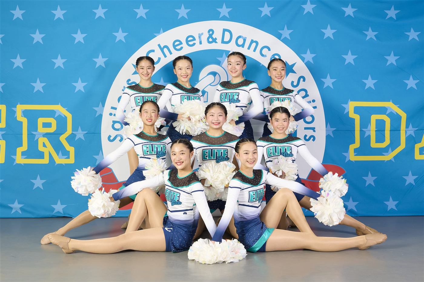 開脚のポーズで並ぶElite Starsのメンバー
