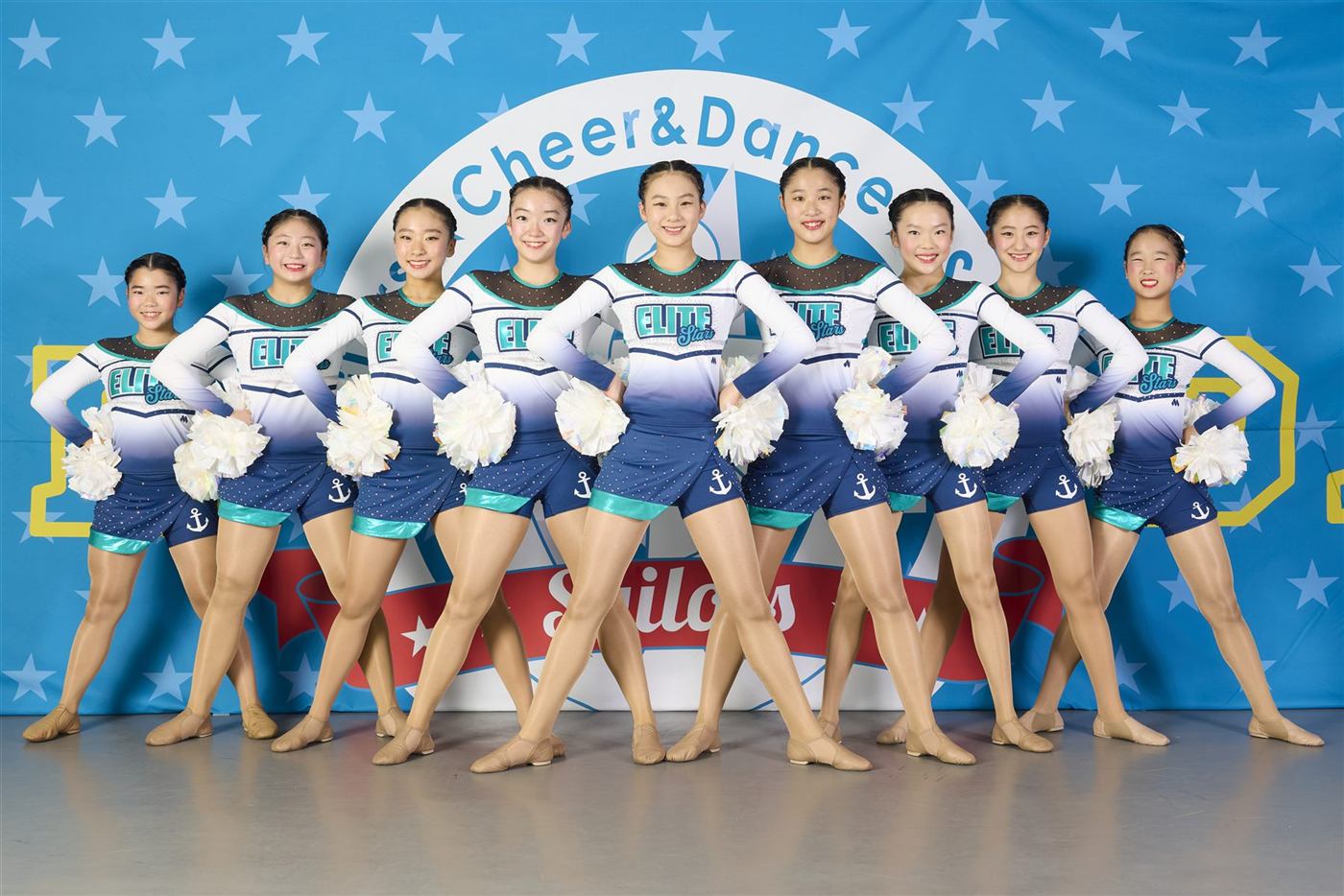 ポンポンを手に並ぶElite Starsのメンバー