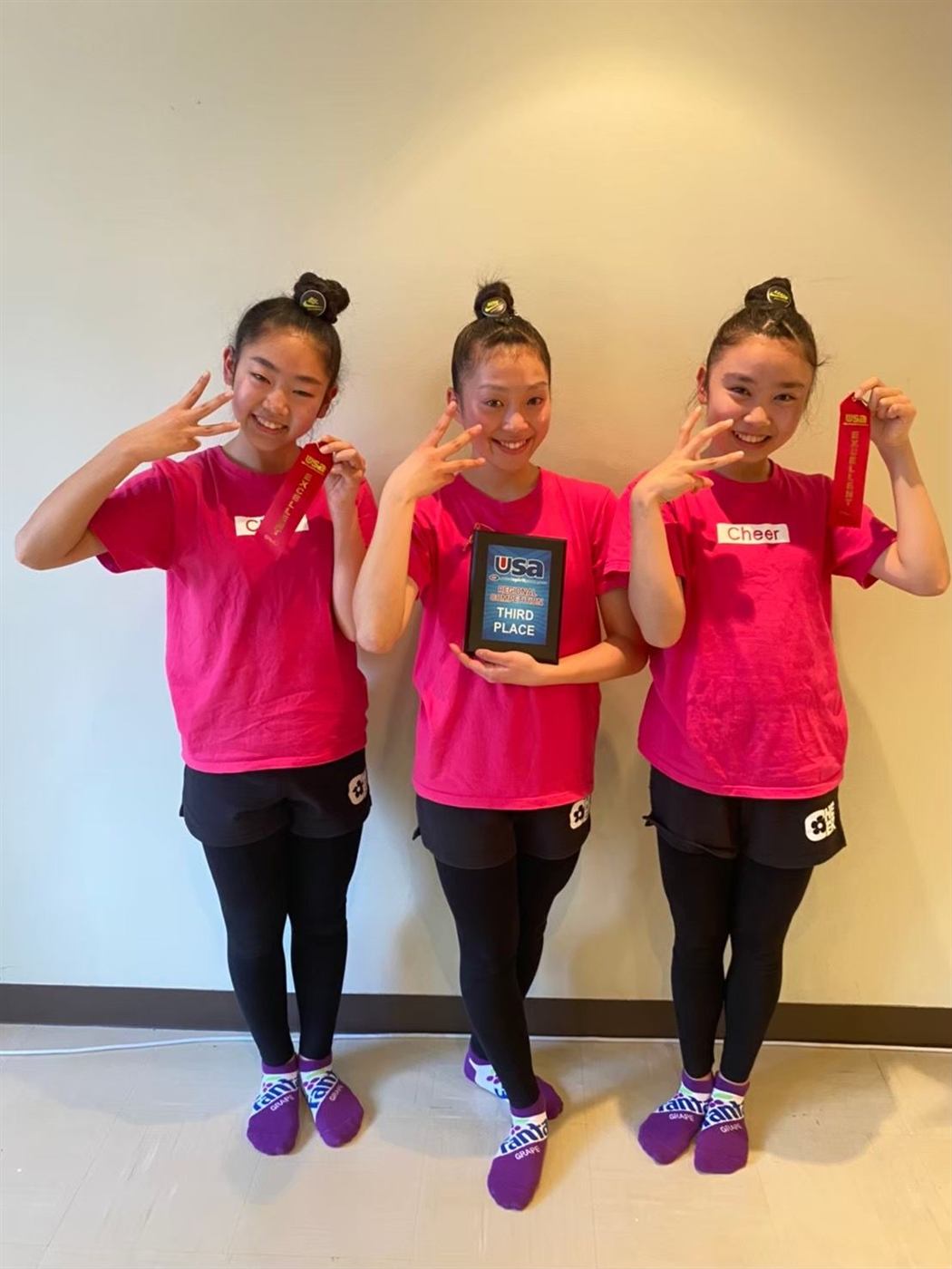 3位の盾とリボンを手にした3人のメンバー