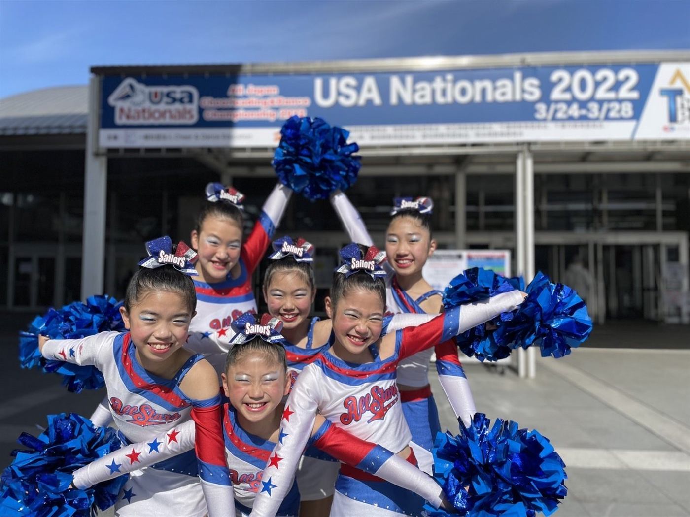 USA Nationals 2022 の会場前でポンポンを掲げる小学生メンバー